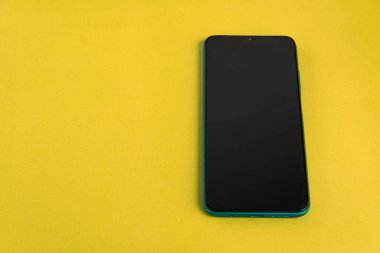 Renkli arkaplan üzerinde yeni cep telefonu