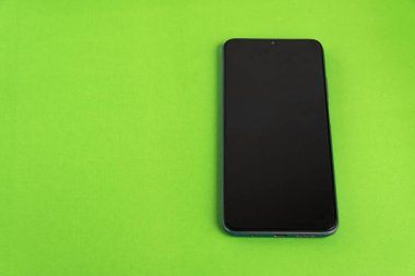 Renkli arkaplan üzerinde yeni cep telefonu