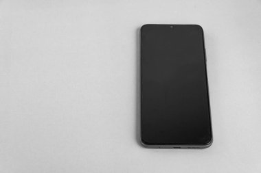 Renkli arkaplan üzerinde yeni cep telefonu