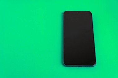 Renkli arkaplan üzerinde yeni cep telefonu