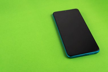 Renkli arkaplan üzerinde yeni cep telefonu