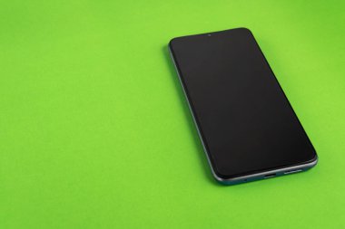 Renkli arkaplan üzerinde yeni cep telefonu