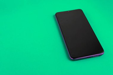 Renkli arkaplan üzerinde yeni cep telefonu