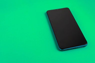 Renkli arkaplan üzerinde yeni cep telefonu