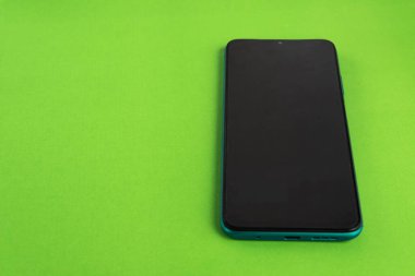 Renkli arkaplan üzerinde yeni cep telefonu
