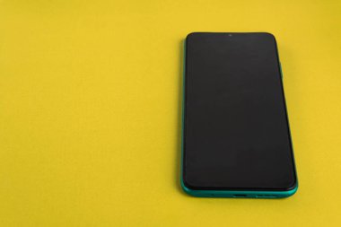 Renkli arkaplan üzerinde yeni cep telefonu