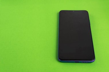 Renkli arkaplan üzerinde yeni cep telefonu