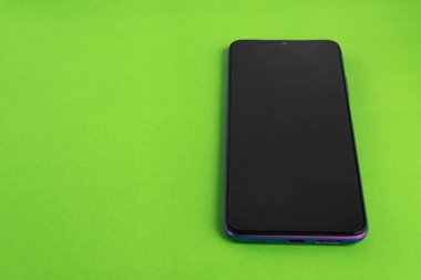 Renkli arkaplan üzerinde yeni cep telefonu