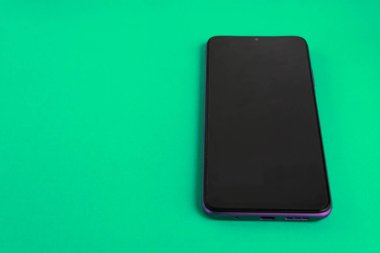 Renkli arkaplan üzerinde yeni cep telefonu