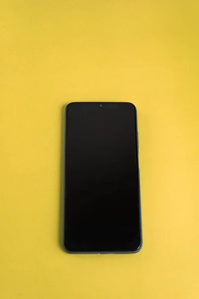 彩色背景下的新手机 — 图库照片