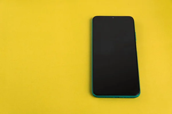 彩色背景下的新手机 — 图库照片