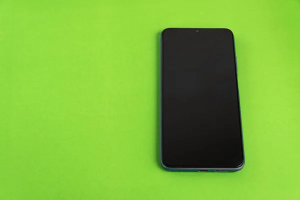 Nowy Telefon Komórkowy Kolorowym Tle — Zdjęcie stockowe