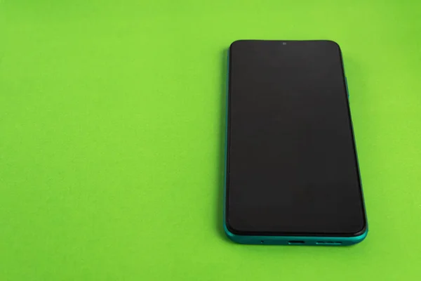 Новый Мобильный Телефон Цветном Фоне — стоковое фото