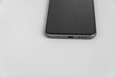 Renkli arkaplan üzerinde yeni cep telefonu