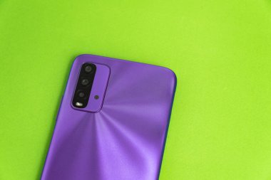 Renkli arkaplan üzerinde yeni cep telefonu