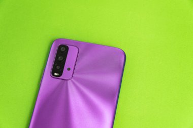 Renkli arkaplan üzerinde yeni cep telefonu