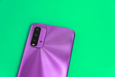 Renkli arkaplan üzerinde yeni cep telefonu