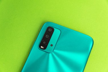 Renkli arkaplan üzerinde yeni cep telefonu