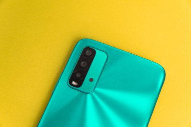 Renkli arkaplan üzerinde yeni cep telefonu