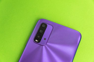 Renkli arkaplan üzerinde yeni cep telefonu
