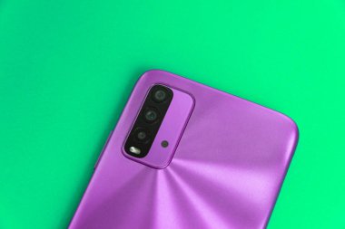 Renkli arkaplan üzerinde yeni cep telefonu