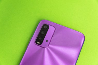 Renkli arkaplan üzerinde yeni cep telefonu