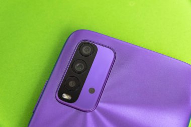 Renkli arkaplan üzerinde yeni cep telefonu