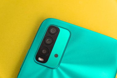 Renkli arkaplan üzerinde yeni cep telefonu