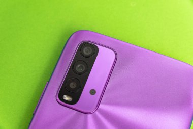 Renkli arkaplan üzerinde yeni cep telefonu