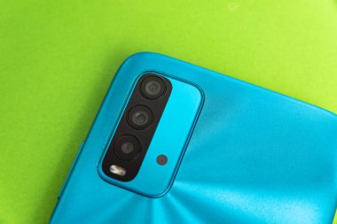 Renkli arkaplan üzerinde yeni cep telefonu