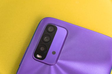 Renkli arkaplan üzerinde yeni cep telefonu