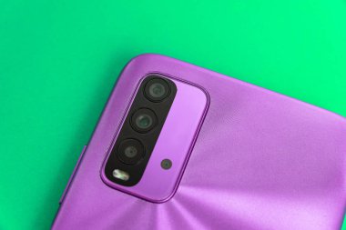 Renkli arkaplan üzerinde yeni cep telefonu