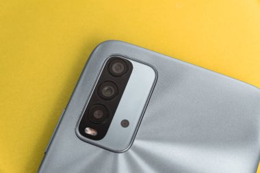 Renkli arkaplan üzerinde yeni cep telefonu