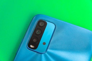 Renkli arkaplan üzerinde yeni cep telefonu