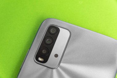 Renkli arkaplan üzerinde yeni cep telefonu