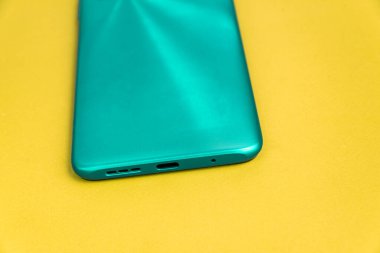 Renkli arkaplan üzerinde yeni cep telefonu