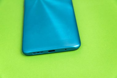 Renkli arkaplan üzerinde yeni cep telefonu