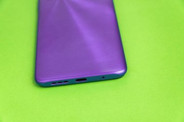 Renkli arkaplan üzerinde yeni cep telefonu