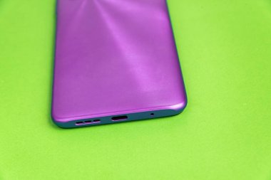 Renkli arkaplan üzerinde yeni cep telefonu