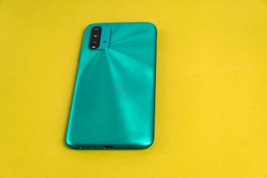 Renkli arkaplan üzerinde yeni cep telefonu