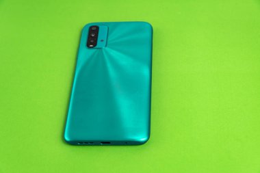 Renkli arkaplan üzerinde yeni cep telefonu