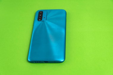 Renkli arkaplan üzerinde yeni cep telefonu