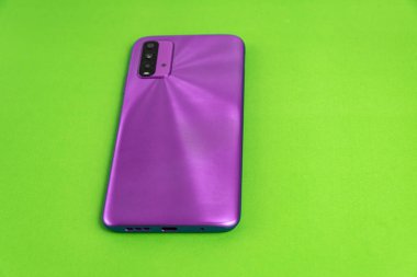 Renkli arkaplan üzerinde yeni cep telefonu