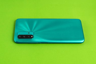 Renkli arkaplan üzerinde yeni cep telefonu