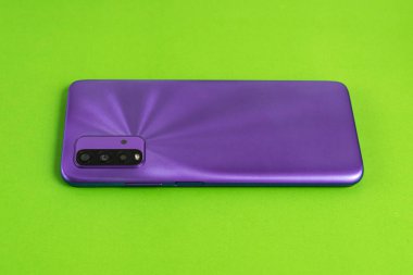 Renkli arkaplan üzerinde yeni cep telefonu