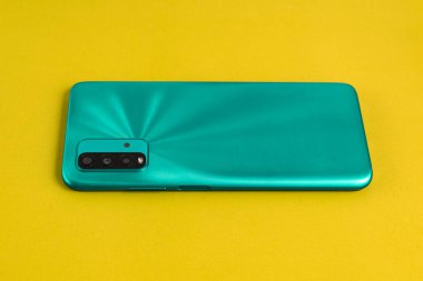 Renkli arkaplan üzerinde yeni cep telefonu