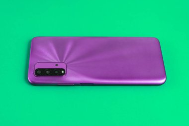 Renkli arkaplan üzerinde yeni cep telefonu