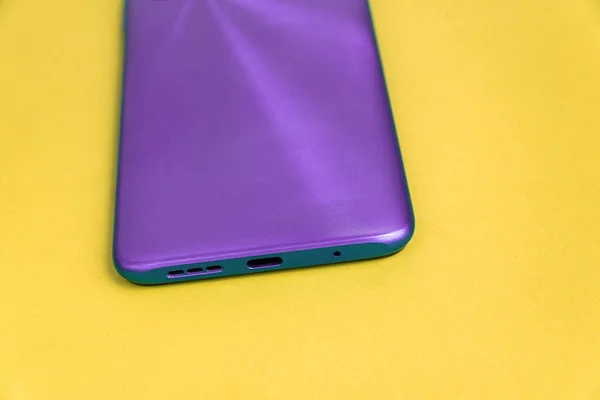 Nuevo Teléfono Celular Sobre Fondo Colorido — Foto de Stock