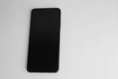 Renkli arkaplan üzerinde yeni cep telefonu