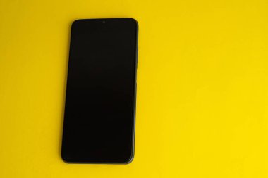 Renkli arkaplan üzerinde yeni cep telefonu